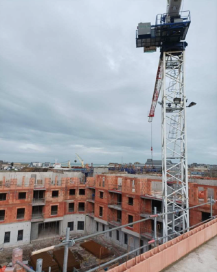 Grue à tour sur un chantier de construction en structure béton
